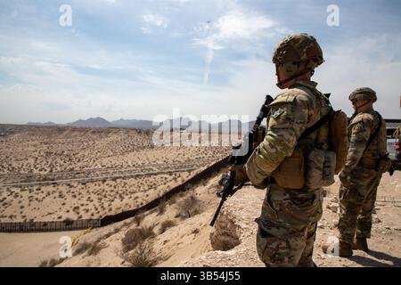 SPC. Paulo Lopes, a sinistra, e SPC. Roush Sean, a destra, entrambi del 1st Battalion, 41st Infantry Regiment, 2nd Stryker Brigade Combat Team, 4th Infantry Division, e assegnati alla Joint Task Force - Southern Border, stanno di guardia lungo il confine meridionale a Santa Teresa, N.M., il 26 marzo 2025. Il 20 marzo 2025, il Segretario della difesa ha autorizzato un supporto potenziato per il rilevamento e il monitoraggio al Customs and Border Protection (CBP) degli Stati Uniti, consentendo ai membri del servizio di condurre pattugliamenti a piedi o utilizzando veicoli tattici militari per segnalare al CBP sospette attività illegali. Sotto la direzione degli Stati Uniti Foto Stock