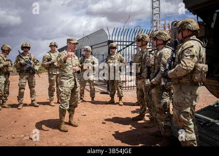 Il presidente del Joint Chiefs of staff generale Dan Caine visita la Joint Task Force Southern Border a Sierra Vista, Arizona. 19 aprile 2025. Foto DEL DIPARTIMENTO della comunicazione di massa di James Mullen) Foto Stock