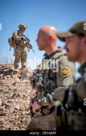So Doe con il quartier generale e il quartier generale, il 759th Military Police Battalion, assegnato alla Joint Task Force - agenti della pattuglia di frontiera meridionale e di frontiera conducono operazioni di rilevamento e monitoraggio da un posto di osservazione vicino a Wellton, Ariz., 23 aprile 2025. Sotto la direzione del Northern Command degli Stati Uniti, la Joint Task Force – Southern Border allinea gli sforzi per sigillare il confine meridionale e respingere le attività illegali ed è responsabile di operazioni su larga scala, agili e di tutti i domini, che consentiranno operazioni DoD più efficaci ed efficienti. (Foto U.S. Army di 2nd tenente er Foto Stock