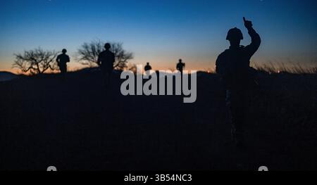 Soldati statunitensi, della Bravo Company, 2nd Battalion, 12th Infantry Regiment, assegnati alla Joint Task Force - Southern Border, navigano sul terreno mentre sono in pattuglia lungo il confine meridionale vicino a Nogales, Ariz., 23 marzo 2025. Il 20 marzo 2025, il Segretario della difesa ha autorizzato un supporto potenziato per il rilevamento e il monitoraggio al Customs and Border Protection (CBP) degli Stati Uniti, consentendo ai membri del servizio di condurre pattugliamenti a piedi o utilizzando veicoli tattici militari per segnalare al CBP sospette attività illegali. Sotto la direzione del comando del Nord degli Stati Uniti, il JTF-SB allinea gli sforzi per sigillare il confine meridionale e il rappresentante Foto Stock