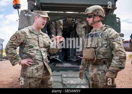 Il presidente del Joint Chiefs of staff generale Dan Caine visita la Joint Task Force Southern Border a Sierra Vista, Arizona. 19 aprile 2025. Foto DEL DIPARTIMENTO della comunicazione di massa di James Mullen) Foto Stock
