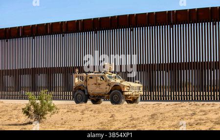 Soldati statunitensi del quartier generale e del quartier generale distaccamento, 759th Military Police Battalion, assegnati alla Joint Task Force - Southern Border eseguono operazioni di screening a cavallo lungo il confine della nazione vicino a Yuma, Ariz., 25 aprile 2025. Sotto la direzione del Northern Command degli Stati Uniti, la Joint Task Force – Southern Border allinea gli sforzi per sigillare il confine meridionale e respingere le attività illegali ed è responsabile di operazioni su larga scala, agili e di tutti i domini, che consentiranno operazioni DoD più efficaci ed efficienti. (Foto dell'esercito statunitense del 2° tenente Erica Esterly) Foto Stock