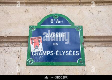 Avenue des Champs-Élysées cartello con l'adesivo Free Palestine nell'8° arrondissement di Parigi, Francia Foto Stock