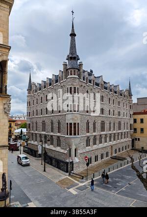 Edificio Botines a León, creato dall'architetto Gaudí Foto Stock