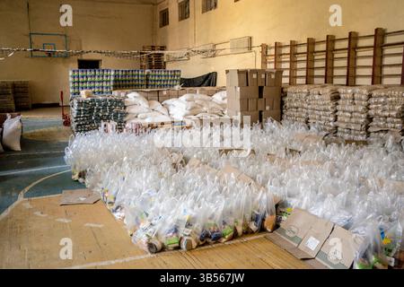 5 settembre 2022, Charkiv, Ucraina: Sacchi di donazioni di cibo non deperibile per le persone colpite dalla guerra sono visti in un deposito gestito da Myrne Nebo, che si traduce in ''cielo pacifico'' a Charkiv, Ucraina, il 5 settembre 2022. L'organizzazione benefica offre pasti gratuiti nella città di Charkiv, nonché pasti consegnati e merci non deperibili per i villaggi vicini alla prima linea della guerra Russia-Ucraina nella regione di Charkiv. (Immagine di credito: © David Ryder/ZUMA Press Wire) Foto Stock