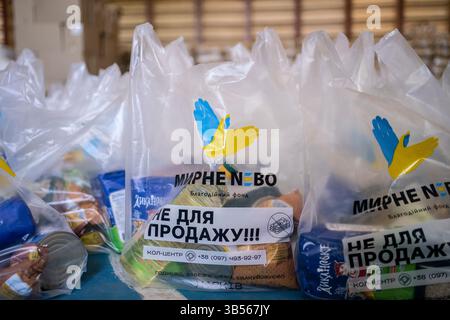 5 settembre 2022, Charkiv, Ucraina: Sacchi di donazioni di cibo non deperibili per le persone colpite dalla guerra sono visti in una struttura gestita da Myrne Nebo, che si traduce in ''cielo pacifico'' a Charkiv, Ucraina, il 5 settembre 2022. L'organizzazione benefica offre pasti gratuiti nella città di Charkiv, nonché pasti consegnati e merci non deperibili per i villaggi vicini alla prima linea della guerra Russia-Ucraina nella regione di Charkiv. (Immagine di credito: © David Ryder/ZUMA Press Wire) Foto Stock