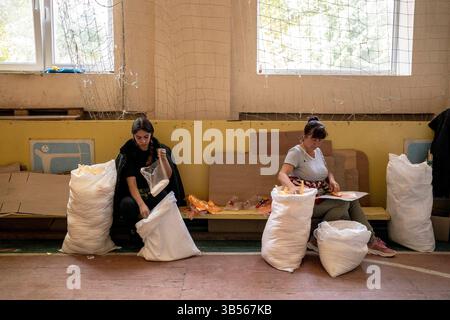 5 settembre 2022, Charkiv, Ucraina: I volontari preparano lo zucchero per sacchi di donazioni di cibo non deperibile per le persone colpite dalla guerra in un deposito gestito da Myrne Nebo, che si traduce in ''cielo pacifico'' a Charkiv, Ucraina, il 5 settembre 2022. L'organizzazione benefica offre pasti gratuiti nella città di Charkiv, nonché pasti consegnati e merci non deperibili per i villaggi vicini alla prima linea della guerra Russia-Ucraina nella regione di Charkiv. (Immagine di credito: © David Ryder/ZUMA Press Wire) Foto Stock