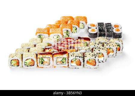 Grande sushi set che include diversi tipi di panini con salmone, avocado, cetrioli, formaggio spalmabile, semi di sesamo e salsa unagi, creando un colorato e. Foto Stock