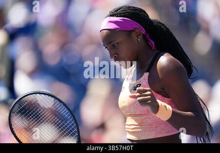 12 agosto 2022, Toronto, Ontario, Canada: COCO GAUFF festeggia durante la sua partita contro Simona Halep. Halep ha continuato a vincere la partita e domani arriverà alle semifinali a Toronto. Punteggio finale 6-4, 7-6. (Immagine di credito: © Arlyn McAdorey/ZUMA Press Wire) Foto Stock