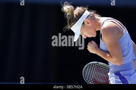 12 agosto 2022, Toronto, Ontario, Canada: SIMONA HALEP festeggia durante la sua partita contro il Coco Gauff. Halep ha continuato a vincere la partita e domani arriverà alle semifinali a Toronto. Halep ha vinto 6-4, 7-6. (Immagine di credito: © Arlyn McAdorey/ZUMA Press Wire) Foto Stock