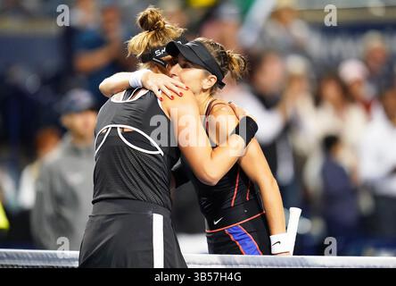 12 agosto 2022, Toronto, Ontario, Canada: BEATRIZ HADDAD MAIA abbraccia BELINDA BENCIC dopo la partita al National Bank Open di Toronto. HADDAD MAIA vinse la partita 2-6, 6-3, 6-3. (Immagine di credito: © Arlyn McAdorey/ZUMA Press Wire) Foto Stock