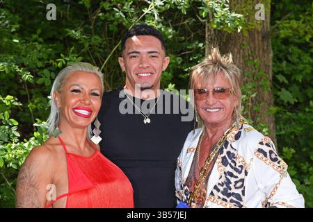 Bert Wollersheim mit Ehefrau Ginger Costello-Wollersheim und Sohn Alain Wollersheim beim BILD-RENNTAG auf der Trabrennbahn a Gelsenkirchen am 01.05.2025 *** Bert Wollersheim con la moglie Ginger Costello Wollersheim e il figlio Alain Wollersheim al BILD RENNTAG presso la pista per trotting a Gelsenkirchen 05 2025 Foto Stock