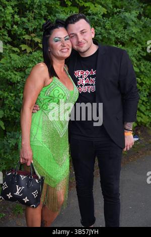 Jasmin Herren mit Freund Philipp Bender beim BILD-RENNTAG auf der Trabrennbahn a Gelsenkirchen am 01.05.2025 *** Jasmin Herren con il fidanzato Philipp Bender al BILD RENNTAG presso la pista trotto di Gelsenkirchen il 01 05 2025 Foto Stock