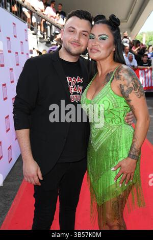 Jasmin Herren mit Freund Philipp Bender beim BILD-RENNTAG auf der Trabrennbahn a Gelsenkirchen am 01.05.2025 *** Jasmin Herren con il fidanzato Philipp Bender al BILD RENNTAG presso la pista trotto di Gelsenkirchen il 01 05 2025 Foto Stock