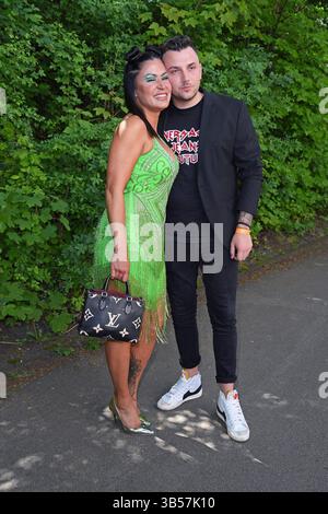 Jasmin Herren mit Freund Philipp Bender beim BILD-RENNTAG auf der Trabrennbahn a Gelsenkirchen am 01.05.2025 *** Jasmin Herren con il fidanzato Philipp Bender al BILD RENNTAG presso la pista trotto di Gelsenkirchen il 01 05 2025 Foto Stock