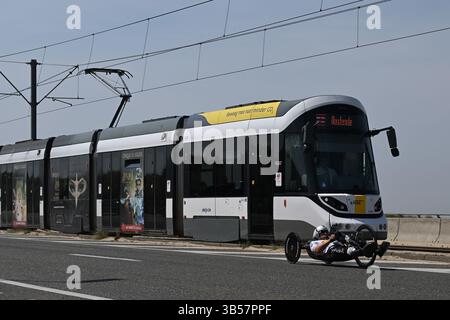 Ostenda, Belgio. 1° maggio 2025. Un tram che passa accanto al ciclista durante le prove a tempo all'evento UCI Para-Cycling Road World Cup, giovedì 01 maggio 2025, a Ostenda. La UCI Para-Cycling Road World Cup si svolge dal 1° al 4 maggio a Ostenda e Brugge. BELGA PHOTO LUC CLAESSEN credito: Belga News Agency/Alamy Live News Foto Stock