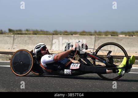 Ostenda, Belgio. 1° maggio 2025. Il messicano Ricardo Rincon Gallardo Diep, raffigurato in azione durante le prove a tempo all'evento UCI Para-Cycling Road World Cup, giovedì 01 maggio 2025, a Ostenda. La UCI Para-Cycling Road World Cup si svolge dal 1° al 4 maggio a Ostenda e Brugge. BELGA PHOTO LUC CLAESSEN credito: Belga News Agency/Alamy Live News Foto Stock