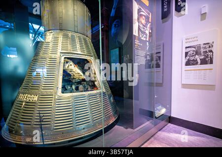 WASHINGTON DC — Freedom 7, la navicella spaziale Mercury che trasportò l'astronauta Alan Shepard durante il primo volo spaziale umano in America il 5 maggio 1961, esposta al National Air and Space Museum. Questa storica capsula, ufficialmente designata Mercury-Redstone 3, ha completato una missione suborbitale di 15 minuti che ha raggiunto un'altitudine di 116 km prima di schiantarsi nell'Oceano Atlantico. L'iconica navicella spaziale rappresenta un momento cruciale nella corsa allo spazio tra Stati Uniti e Unione Sovietica e ha lanciato il programma di volo spaziale umano americano che alla fine avrebbe portato agli atterraggi lunari di Apollo. Foto Stock