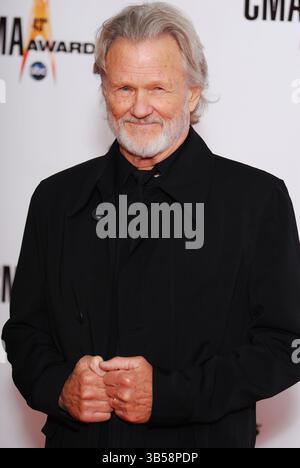 KRIS KRISTOFFERSON (22 giugno 1936 - 28 settembre 2024) uno studioso di Rhodes con uno stile di scrittura di canzoni e un carisma ruvido che divenne una superstar della musica country e Un attore di Hollywood, è morto a 88 anni. FILE FOTO: 11 novembre 2009, Nashville, Tennessee, USA: KRIS KRISTOFFERSON al 43° Annual CMA Awards tenutosi al Sommet Center. (Immagine di credito: © Aaron Crisler/ZUMA Press Wire) Foto Stock