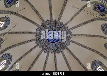 9 maggio 2022: Vista architettonica dettagliata dall'interno della piccola moschea di Hagia Sophia nel distretto di Fatih di Istanbul, Turchia, il 9 maggio 2022. La piccola Moschea di Santa Sofia, precedentemente Chiesa dei Santi Sergio e Bacco, è un'ex chiesa greco-ortodossa dedicata ai Santi Sergio e Bacco a Istanbul, costruita tra il 532 e il 536, e convertita in moschea durante l'Impero Ottomano. (Immagine di credito: © Tolga Ildun/ZUMA Press Wire) Foto Stock