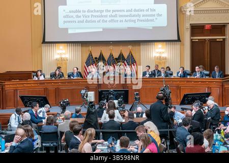 28 giugno 2022, Washington, District of Columbia, USA: Un estratto da una discussione sul 25° emendamento è mostrato come Cassidy Hutchinson, ex Assistente speciale del presidente Trump, testimonia durante la sesta udienza pubblica da parte del Comitato Selezione della camera per indagare sull'attacco del 6 gennaio al Campidoglio degli Stati Uniti, a Capitol Hill a Washington, DC, 28 giugno 2022. A differenza di diverse audizioni precedenti, questa udienza è stata annunciata solo 24 ore prima (immagine di credito: © Shawn Thew - Pool via CNP/CNP via ZUMA Press Wire) Foto Stock