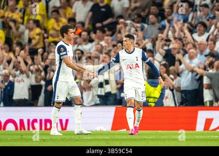 Londra, Regno Unito. 1° maggio 2025. Pedro Porro (23) e Brennan Johnson (L) del Tottenham Hotspur visto durante la partita di UEFA Europa League tra il Tottenham Hotspur e Bodoe/Glimt allo stadio Tottenham Hotspur di Londra. Credito: Gonzales Photo/Alamy Live News Foto Stock