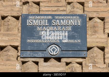 Targa commemorativa all'ingresso del Mausoleo di Ismail Samani aka Mausoleo Samanide (X secolo) a Bukhara, Uzbekistan Foto Stock