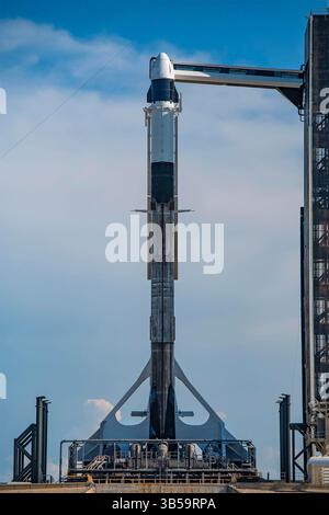 12 luglio 2022, stazione spaziale Internazionale, Stati Uniti d'America: Il razzo SpaceX Falcon 9 che trasporta la capsula di rifornimento Dragon è pronto per il lancio dal Launch Complex 39A al Kennedy Space Center il 12 luglio 2022 a Cape Canaveral, Florida. La navicella spaziale senza equipaggio trasporta più di 5.800 chili di carico, inclusi esperimenti scientifici, cibo fresco e rifornimenti per l'equipaggio della Expedition 67 a bordo della stazione spaziale Internazionale. (Immagine di credito: © SpaceX/Planet Pix tramite ZUMA Press Wire) Foto Stock