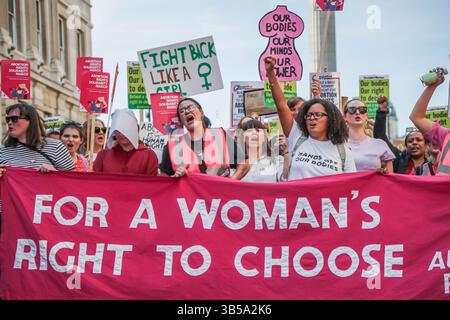 9 luglio 2022, Londra, Inghilterra, Regno Unito: Londra, Regno Unito, 9 luglio 2022. Mandu Reid, leader del WEP, Women's Equality Party, marcia all'ambasciata degli Stati Uniti a Londra. Mentre i diritti all'aborto marciano in segno di protesta contro la decisione Roe v. Wade negli Stati Uniti, gli attivisti britannici marciano da Trafalgar Square all'ambasciata degli Stati Uniti a Londra per sostenerli e difendere i diritti all'aborto ovunque. (Immagine di credito: © Sabrina Merolla/ZUMA Press Wire) Foto Stock