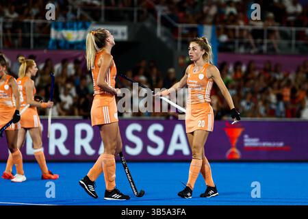 17 luglio 2022, TERRASSA, BARCELLONA, SPAGNA: Sanne Koolen e Laura Nunnink dei Paesi Bassi parlano durante la FIH Hockey Women's World Cup 2022, finale di hockey su ghiaccio giocata tra Paesi Bassi e Argentina all'Estadi Olimpic il 17 luglio 2022, a Terrassa, Barcellona, Spagna. (Immagine di credito: © Irina R. H/AFP7 via ZUMA Press Wire) Foto Stock