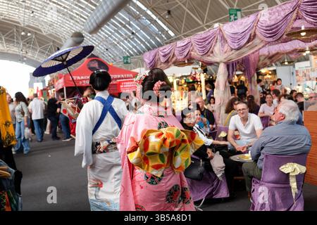 Milano, Italia. 1° maggio 2025. I visitatori che indossano abiti tradizionali giapponesi camminano attraverso la zona pranzo del Festival dell'Oriente, il Novegro Exhibition Park. Foto Stock