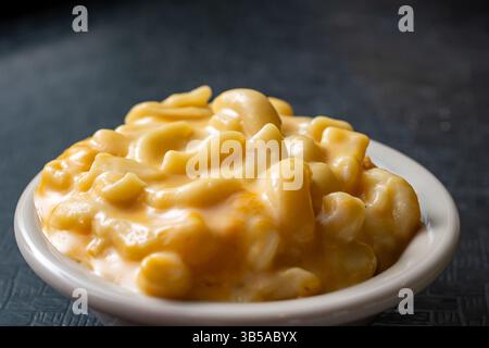 Primo piano di maccheroni e formaggio fatti in casa nella ciotola Foto Stock