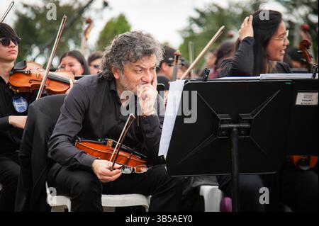 28 agosto 2022, Bogotà, Cundinamarca, Colombia: Un musicista legge il suo spartito durante il più grande concerto mondiale per la pace suonato dall'Orchrestra Sinfonica e dai bambini di Bogotà, in Colombia, il 28 agosto 2022. Foto di: Chepa Beltran/Long Visual Press (immagine di credito: © Chepa Beltran/LongVisual via ZUMA Press Wire) Foto Stock