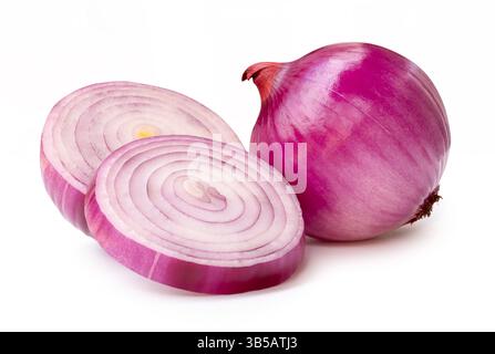 Un singolo bulbo di cipolla rosso o viola spagnole sbucciato fresco con due fette di cipolla disposte a cerchi in pila è isolato su sfondo bianco con percorso di ritaglio. Foto Stock
