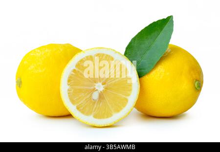 La vista laterale di due frutti di limone giallo maturi freschi con metà foglia verde è isolata su sfondo bianco con percorso di ritaglio. Foto Stock