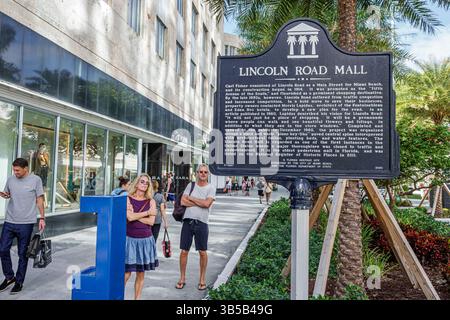 Miami Beach, Florida, Lincoln Road Mall, cartellone storico, sito patrimonio della Florida, targa informativa, cartello bianco e nero, scena di strada pubblica, uomo donna c Foto Stock