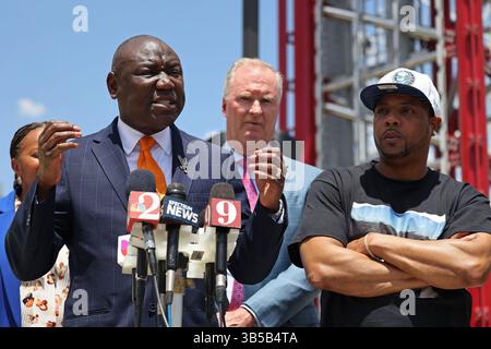 26 aprile 2022, Orlando, Florida - Florida, Stati Uniti: L'avvocato Ben Crump, a sinistra, è mostrato fuori dall'ICON Park a Orlando, Florida, martedì 26 aprile 2022. Sta affrontando una denuncia in un caso non correlato nella contea di Broward. (Immagine di credito: © Ricardo Ramirez Buxeda/Orlando Sentinel tramite ZUMA Press Wire) Foto Stock