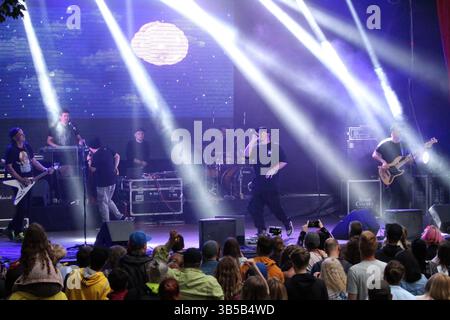 18 giugno 2021, Odessa, Ucraina: La performance della band è stata vista sul palco del Summer Theater ''Gorsad''. TNMK o Tanok na Maidani Kongo letteralmente ''Dance at the Congo Square'' - è il gruppo hip-hop ucraino di maggior successo. (Immagine di credito: © Viacheslav Onyshchenko/SOPA Images via ZUMA Press Wire) Foto Stock