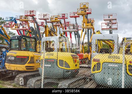 Hollywood Florida, cantiere per il noleggio di attrezzature edili, parcheggio all'aperto, sollevatori a braccio, raccoglitori di ciliegi, piattaforme di lavoro aeree, elevatori a forbice, escavatori, miniescavatori Foto Stock