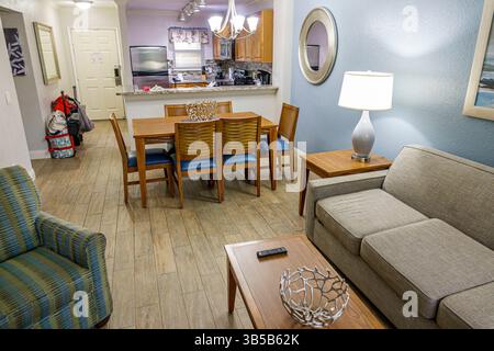 Orlando Florida, Lake Buena Vista, Blue Tree Resort at Lake Buena Vista, suite in stile condominio con due camere da letto, interni, soggiorno e zona pranzo, Foto Stock
