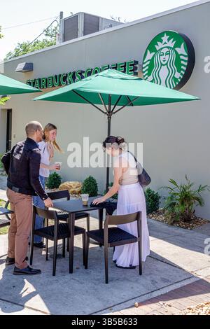 Orlando, Florida, quartiere College Park, Edgewater Drive, caffè Starbucks, esterno, cartellone con logo del negozio, ombrelli verdi, posti a sedere all'aperto, ta Foto Stock