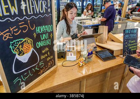 Orlando Florida, East Colonial Drive, Little Vietnam, Mills Market, food Court, cassiera donna asiatica, transazione cliente, barattolo di mance con soldi, tablet p Foto Stock
