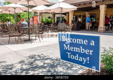 Lake Wales Florida, Bok Tower Gardens, centro visitatori, esterno, area patio del Bok Brew Cafe, tavoli da ombrellone, tavoli all'aperto, cena rilassante Foto Stock
