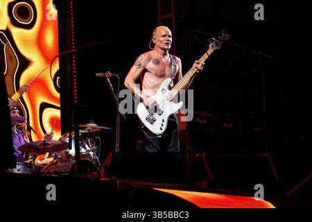 27 luglio 2022, San Diego, California, Stati Uniti: Pulci, il bassista della band Red Hot Chilli Peppers si esibisce dal vivo in concerto al Petco Park. (Immagine di credito: © K.C. Alfred/ZUMA Press Wire) Foto Stock