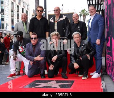 Los Angeles, Stati Uniti. 1° maggio 2025. Steve Nissen, Presidente e CEO, camera di commercio di Hollywood, Ryan Reynolds, Rob Cavallo, Matt Pinfield e Jerry Neuman, membro del Comitato Esecutivo, camera di commercio di Hollywood, e (prima fila L-R) Flavor Flav, Tré Cool, Billie Joe Armstrong e Mike Dirnt durante una cerimonia di inaugurazione in onore del Green Day con la 2.810esima stella sulla Hollywood Walk of Fame a Los Angeles giovedì 1° maggio 2025. Foto di Greg Grudt/UPI credito: UPI/Alamy Live News Foto Stock