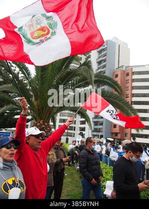 10 settembre 2022, Lima, Lima, Perù: Un uomo che sventola due bandiere peruviane quando centinaia di persone si riuniscono per le strade per celebrare il 30° anniversario della cattura e il primo anniversario della morte di Abimael Guzman, leader del gruppo terroristico del Sentiero splendente. Guzman (86) è stato catturato il 12 settembre 1992 e morì nella prigione della base navale di Callao l'11 settembre 2021, dove stava scontando un ergastolo per atti terroristici che hanno devastato il paese negli anni '1980 e '1990 (Immagine di credito: © Carlos Garcia Granthon/ZUMA Press Wire) Foto Stock