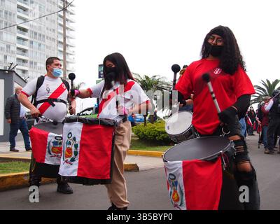 10 settembre 2022, Lima, Lima, Perù: Giovani che suonano la batteria avvolti nella bandiera peruviana quando centinaia di persone si riuniscono per le strade per celebrare il 30° anniversario della cattura e il primo anniversario della morte di Abimael Guzman, leader del gruppo terroristico del Sentiero splendente. Guzman (86) è stato catturato il 12 settembre 1992 e morì nella prigione della base navale di Callao l'11 settembre 2021, dove stava scontando un ergastolo per atti terroristici che hanno devastato il paese negli anni '1980 e '1990 (Immagine di credito: © Carlos Garcia Granthon/ZUMA Press Wire) Foto Stock