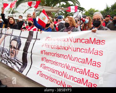 10 settembre 2022, Lima, Lima, Perù: "Il terrorismo non più" può essere letto su uno striscione quando centinaia di persone si riuniscono per le strade per celebrare il 30° anniversario della cattura e il primo anniversario della morte di Abimael Guzman, leader del gruppo terroristico del Sentiero splendente. Guzman (86) è stato catturato il 12 settembre 1992 e morì nella prigione della base navale di Callao l'11 settembre 2021, dove stava scontando un ergastolo per atti terroristici che hanno devastato il paese negli anni '1980 e '1990 (Immagine di credito: © Carlos Garcia Granthon/ZUMA Press Wire) Foto Stock