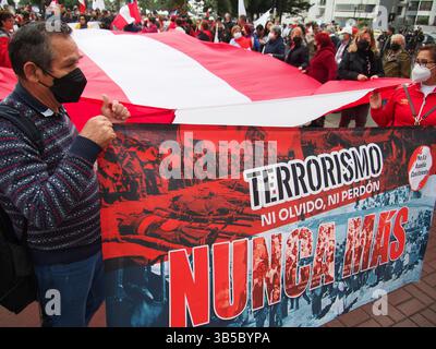 10 settembre 2022, Lima, Lima, Perù: "Il terrorismo non più" può essere letto su uno striscione quando centinaia di persone si riuniscono per le strade per celebrare il 30° anniversario della cattura e il primo anniversario della morte di Abimael Guzman, leader del gruppo terroristico del Sentiero splendente. Guzman (86) è stato catturato il 12 settembre 1992 e morì nella prigione della base navale di Callao l'11 settembre 2021, dove stava scontando un ergastolo per atti terroristici che hanno devastato il paese negli anni '1980 e '1990 (Immagine di credito: © Carlos Garcia Granthon/ZUMA Press Wire) Foto Stock