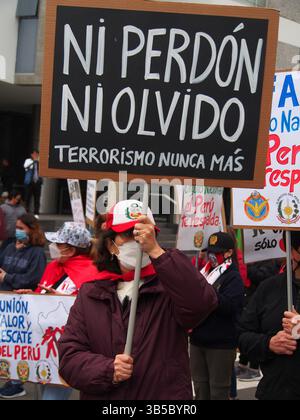10 settembre 2022, Lima, Lima, Perù: ''No olvides, ni perdones' se puede leer en un cartello cuando centinaia si riuniscono per le strade per celebrare il 30° anniversario della cattura e il primo anniversario della morte di Abimael Guzman, leader del gruppo terroristico del Sentiero splendente. Guzman (86) è stato catturato il 12 settembre 1992 e morì nella prigione della base navale di Callao l'11 settembre 2021, dove stava scontando un ergastolo per atti terroristici che hanno devastato il paese negli anni '1980 e '1990 (Immagine di credito: © Carlos Garcia Granthon/ZUMA Press Wire) Foto Stock